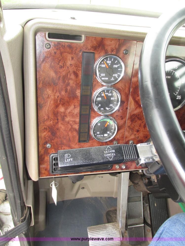 image for item F7399 2000 International 9200i semi truck