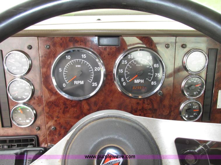 image for item F7399 2000 International 9200i semi truck