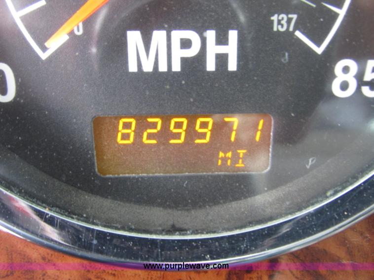 image for item F7399 2000 International 9200i semi truck