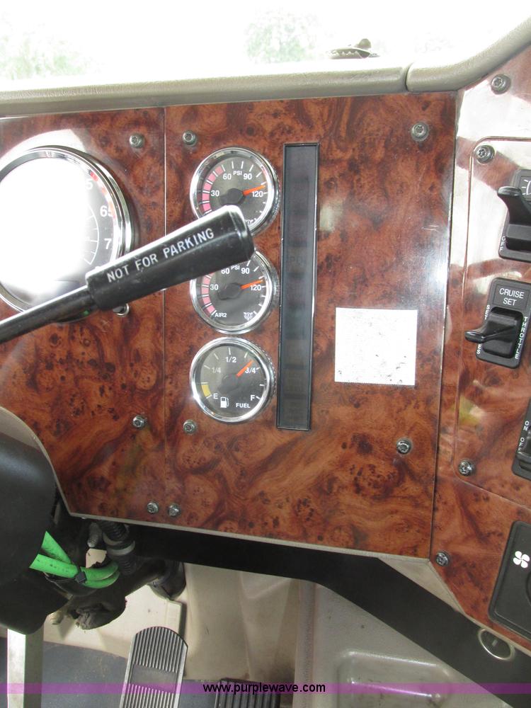 image for item F7399 2000 International 9200i semi truck