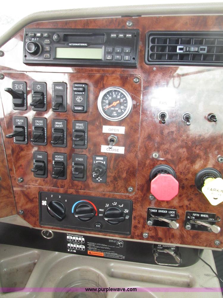 image for item F7399 2000 International 9200i semi truck