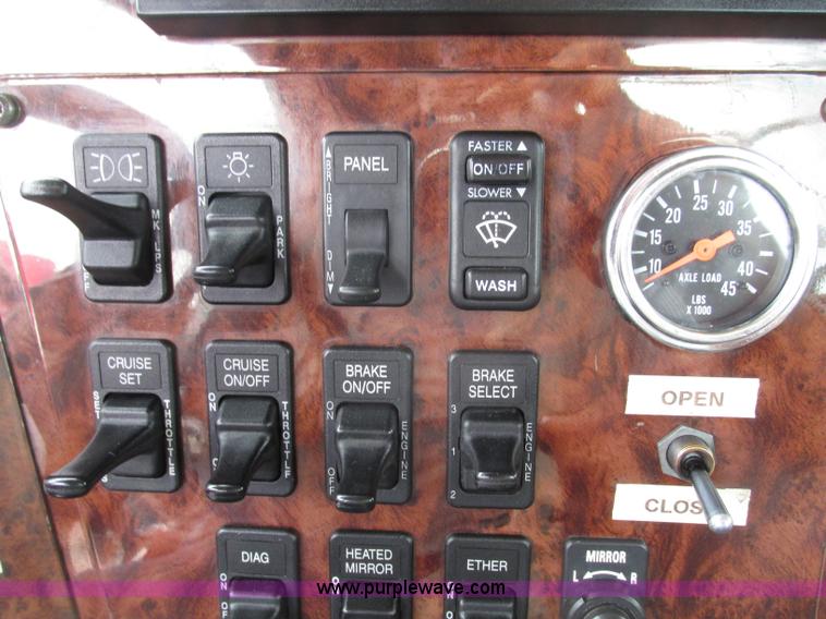 image for item F7399 2000 International 9200i semi truck