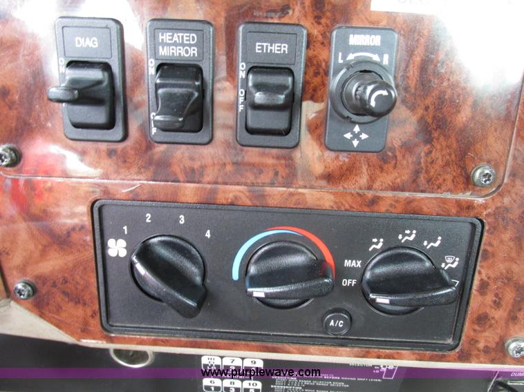 image for item F7399 2000 International 9200i semi truck