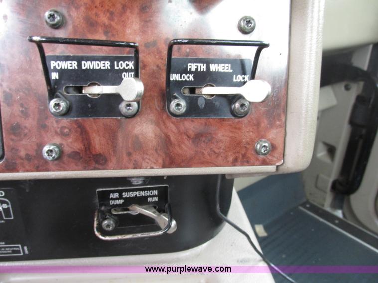 image for item F7399 2000 International 9200i semi truck