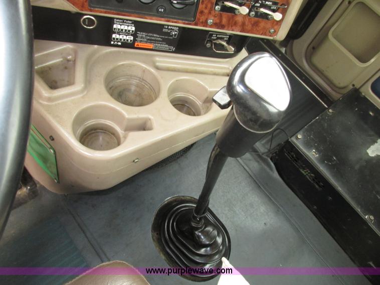 image for item F7399 2000 International 9200i semi truck