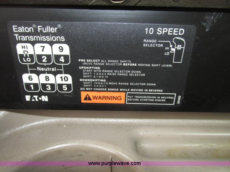 image for item F7399 2000 International 9200i semi truck