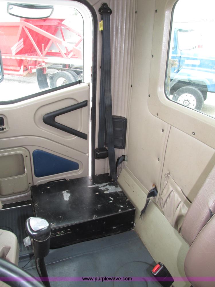 image for item F7399 2000 International 9200i semi truck