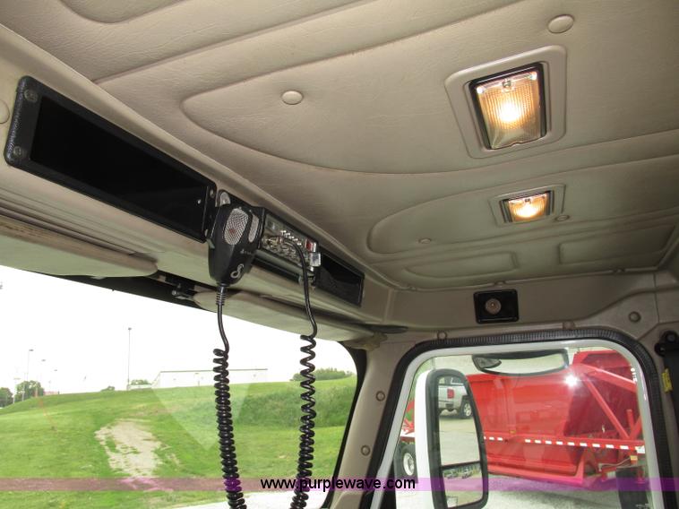 image for item F7399 2000 International 9200i semi truck