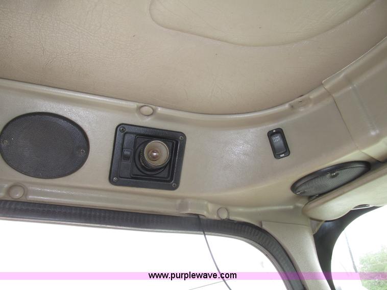 image for item F7399 2000 International 9200i semi truck