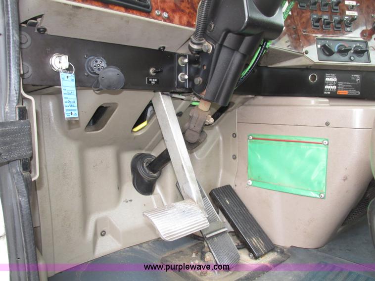 image for item F7399 2000 International 9200i semi truck