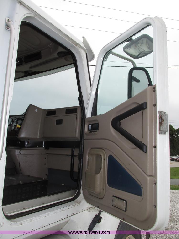 image for item F7399 2000 International 9200i semi truck