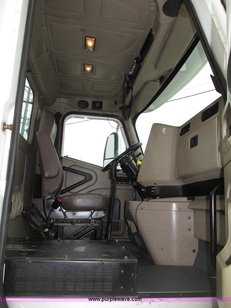 image for item F7399 2000 International 9200i semi truck