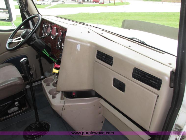 image for item F7399 2000 International 9200i semi truck