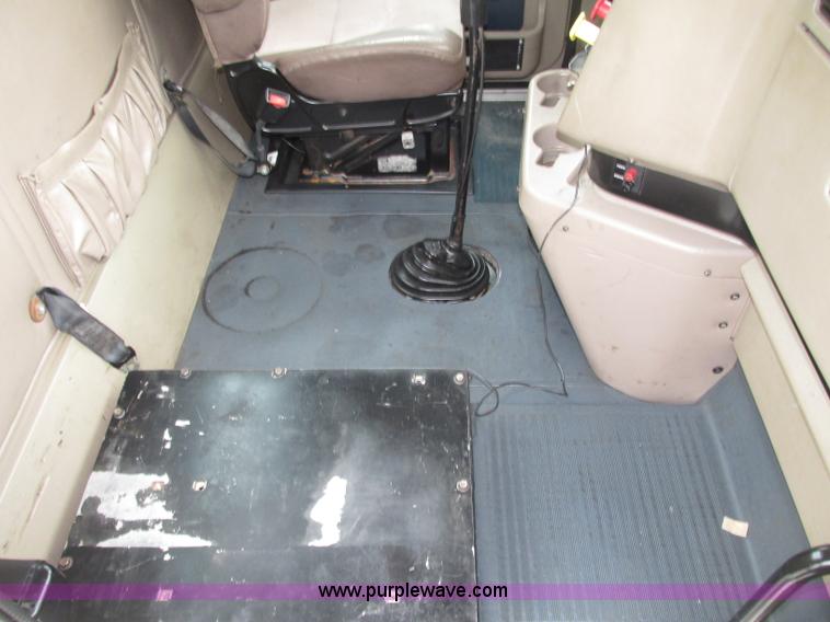 image for item F7399 2000 International 9200i semi truck