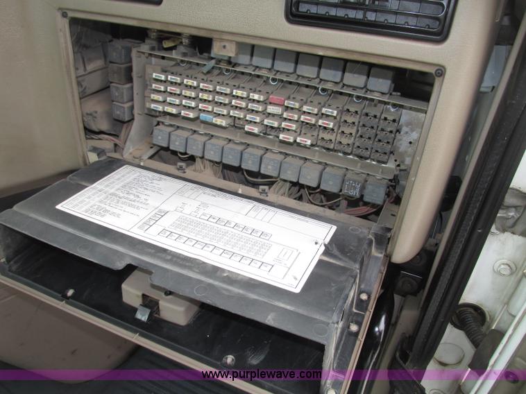 image for item F7399 2000 International 9200i semi truck