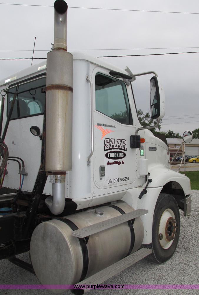 image for item F7399 2000 International 9200i semi truck