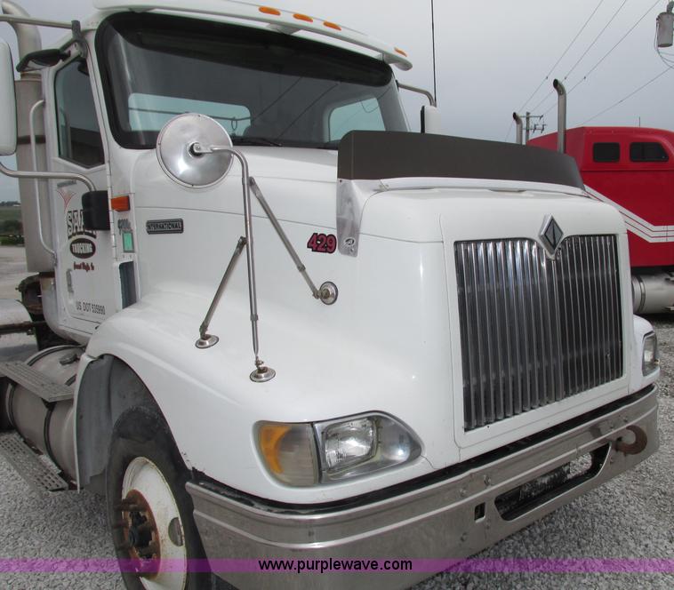 image for item F7399 2000 International 9200i semi truck