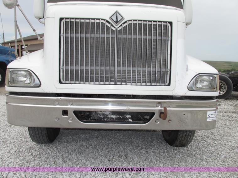 image for item F7399 2000 International 9200i semi truck