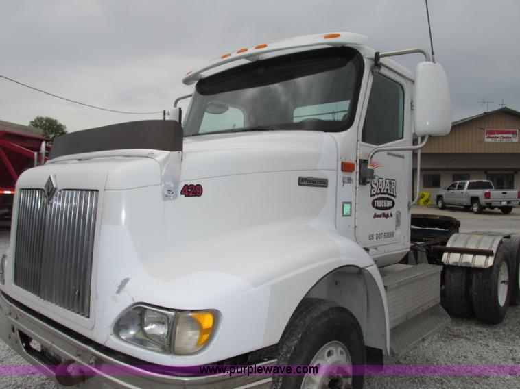 image for item F7399 2000 International 9200i semi truck