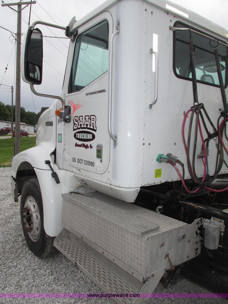 image for item F7399 2000 International 9200i semi truck