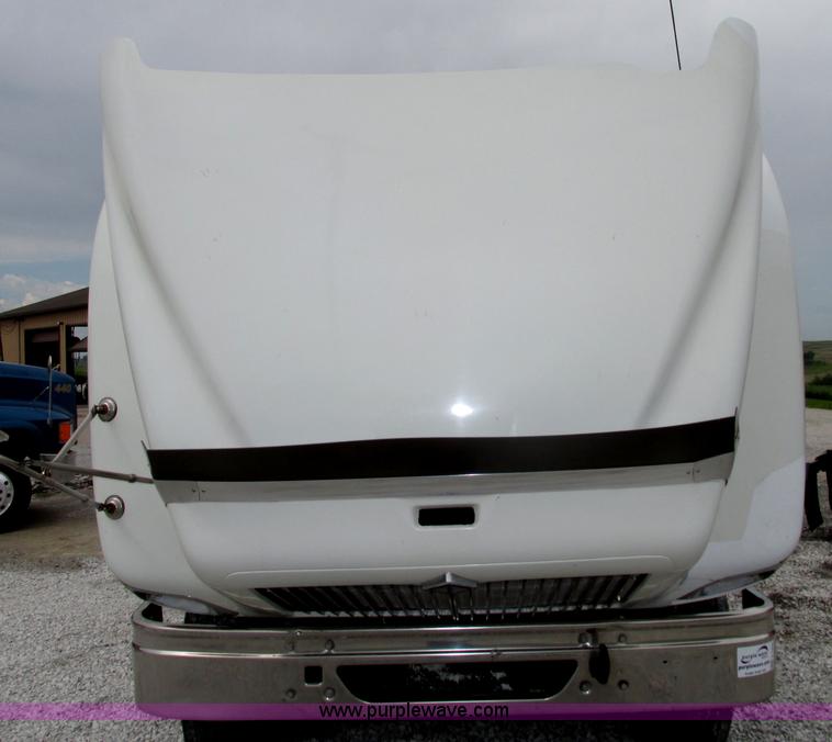 image for item F7399 2000 International 9200i semi truck