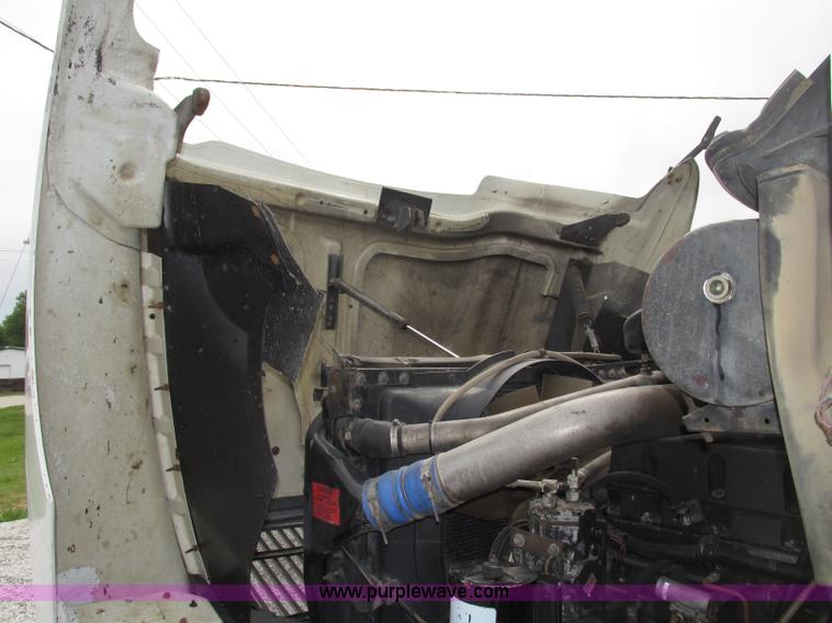 image for item F7399 2000 International 9200i semi truck