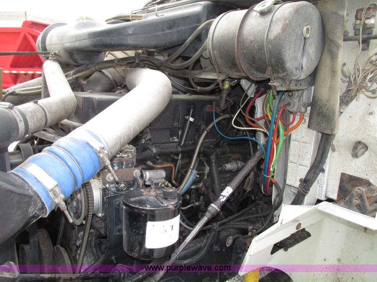 image for item F7399 2000 International 9200i semi truck