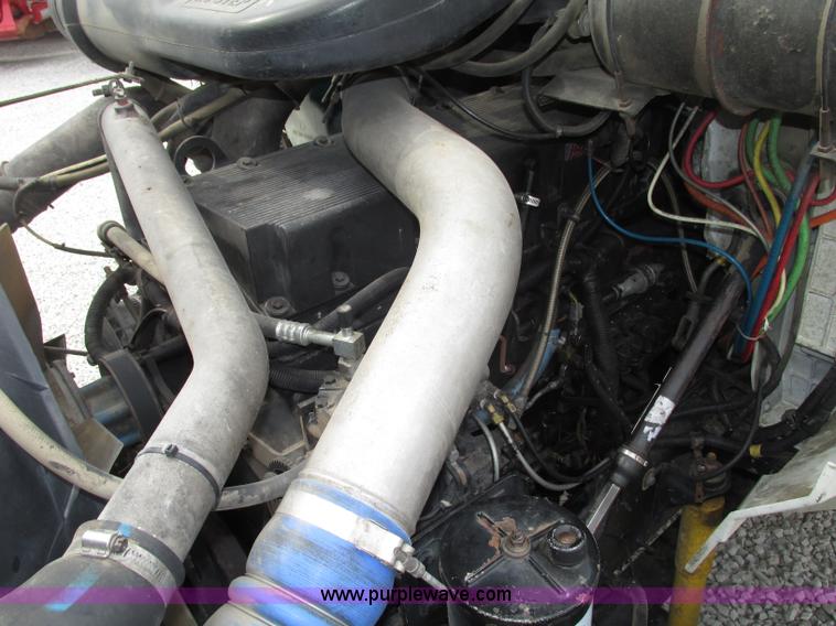 image for item F7399 2000 International 9200i semi truck