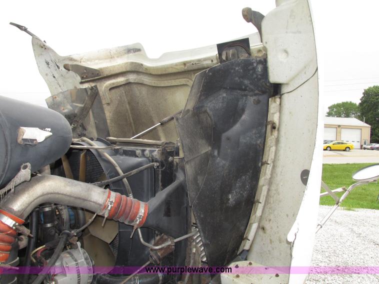 image for item F7399 2000 International 9200i semi truck