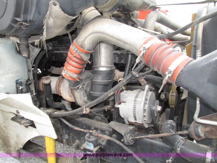 image for item F7399 2000 International 9200i semi truck