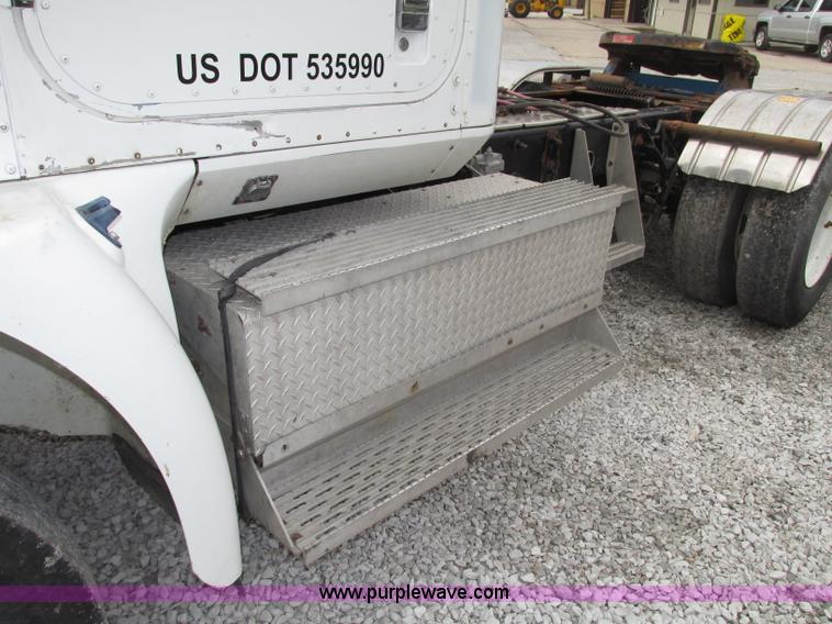 image for item F7399 2000 International 9200i semi truck