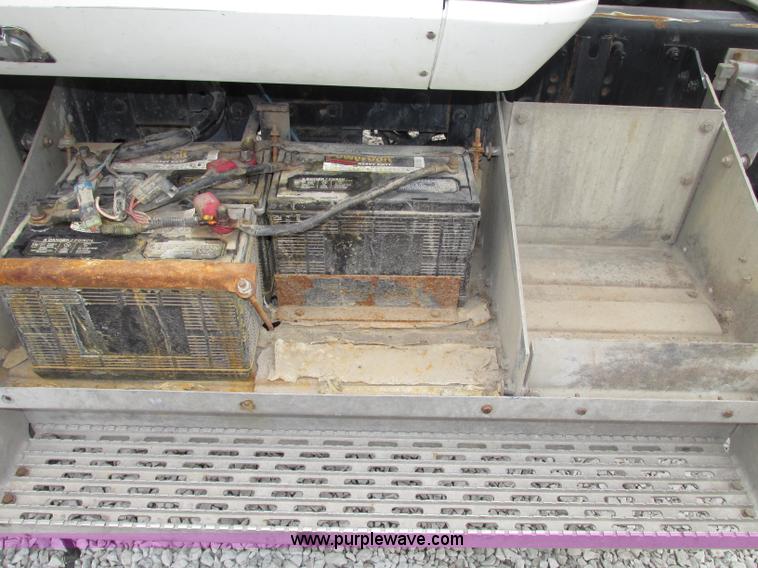 image for item F7399 2000 International 9200i semi truck