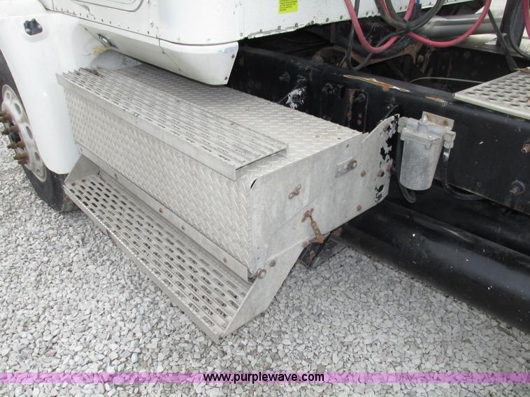 image for item F7399 2000 International 9200i semi truck