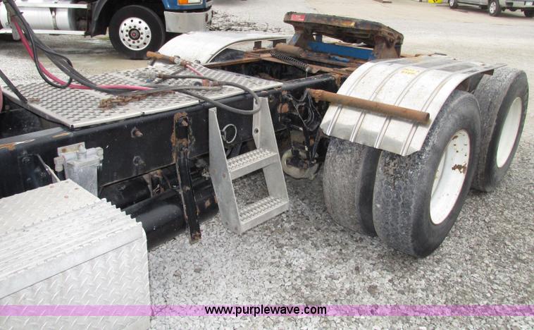 image for item F7399 2000 International 9200i semi truck