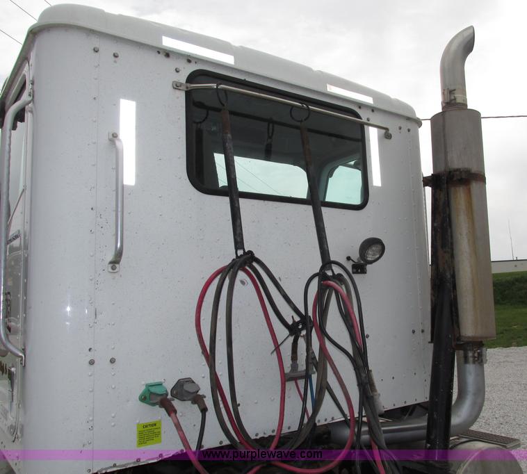 image for item F7399 2000 International 9200i semi truck