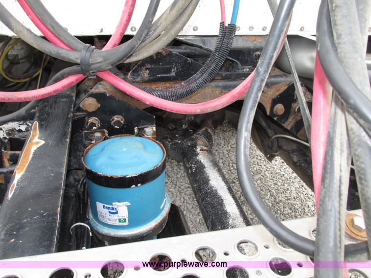 image for item F7399 2000 International 9200i semi truck