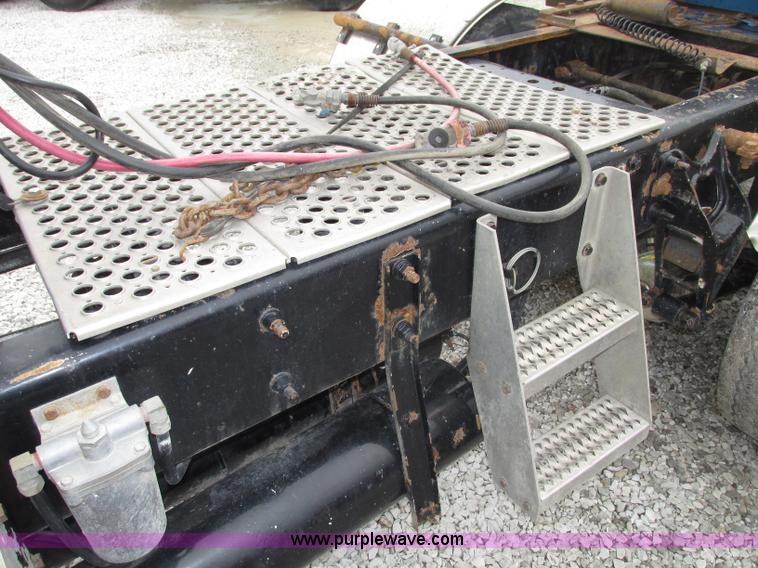 image for item F7399 2000 International 9200i semi truck