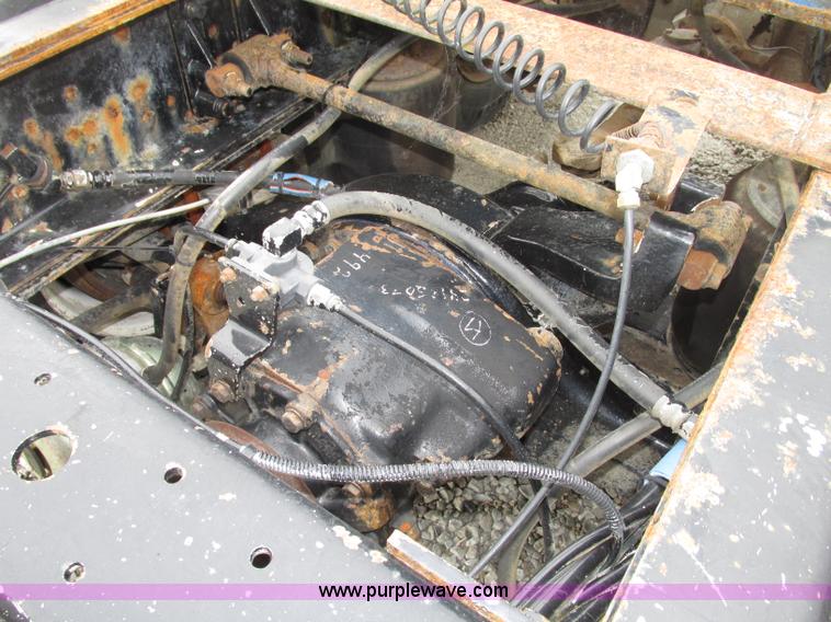 image for item F7399 2000 International 9200i semi truck