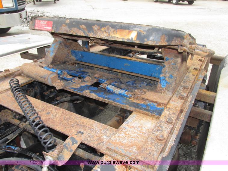 image for item F7399 2000 International 9200i semi truck