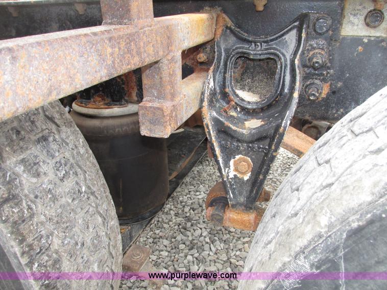 image for item F7399 2000 International 9200i semi truck