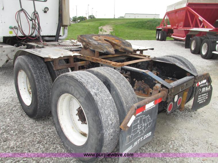 image for item F7399 2000 International 9200i semi truck