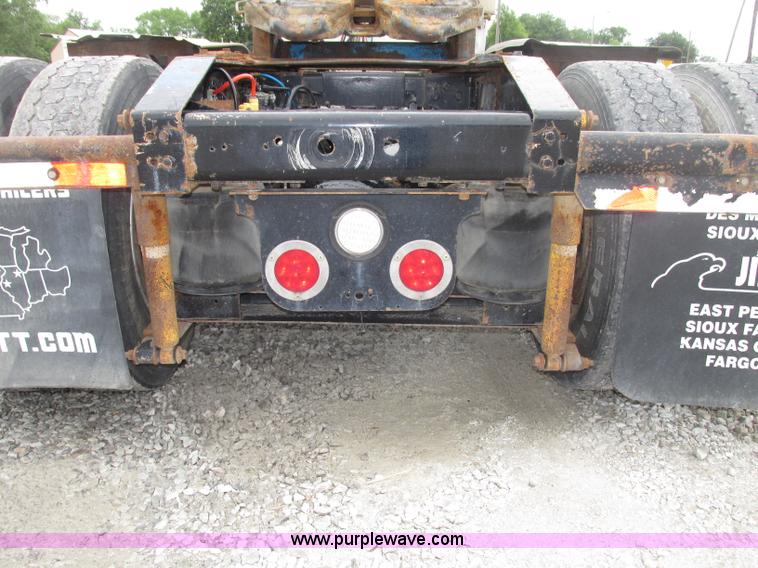 image for item F7399 2000 International 9200i semi truck