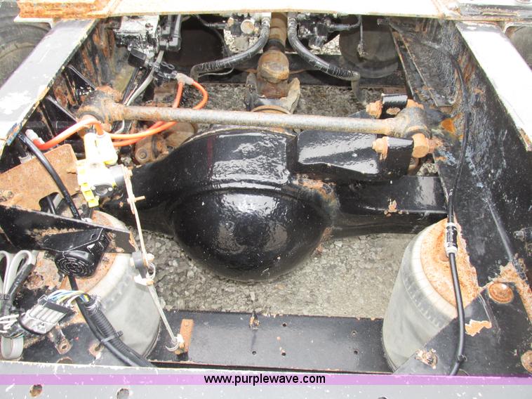 image for item F7399 2000 International 9200i semi truck