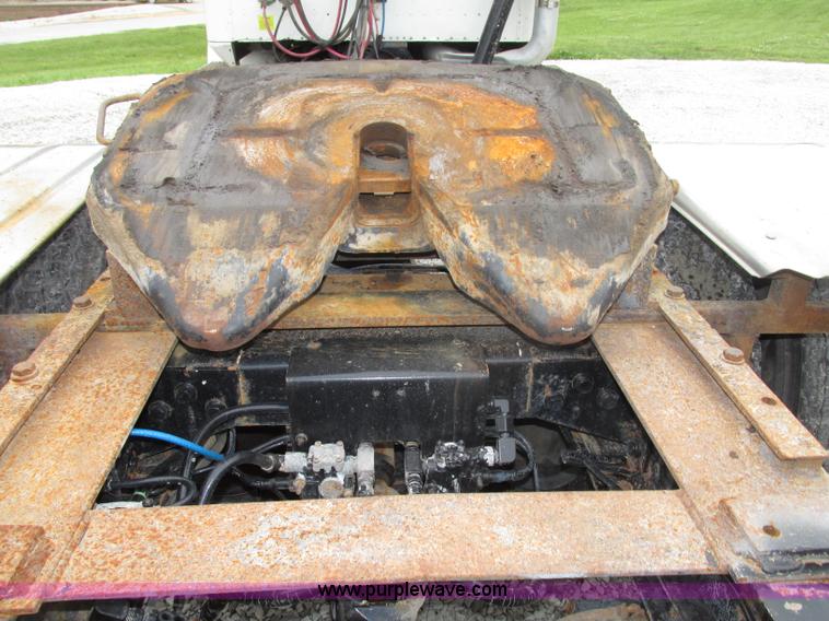 image for item F7399 2000 International 9200i semi truck