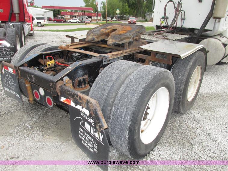 image for item F7399 2000 International 9200i semi truck