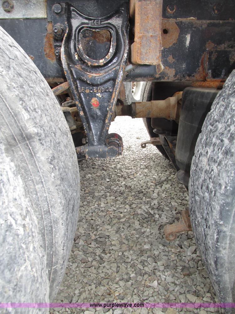 image for item F7399 2000 International 9200i semi truck