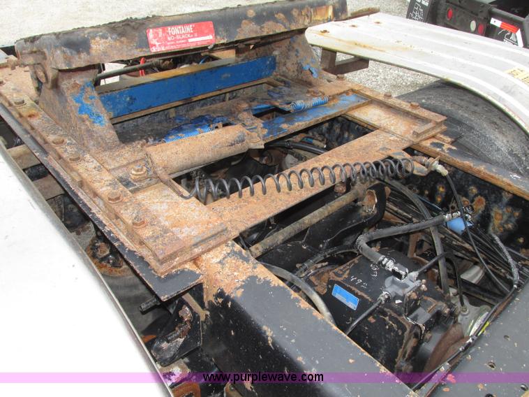 image for item F7399 2000 International 9200i semi truck