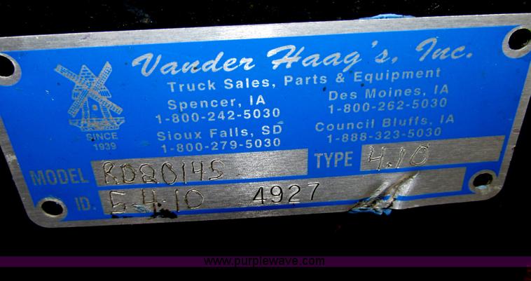 image for item F7399 2000 International 9200i semi truck