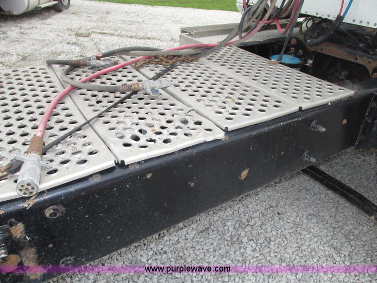 image for item F7399 2000 International 9200i semi truck