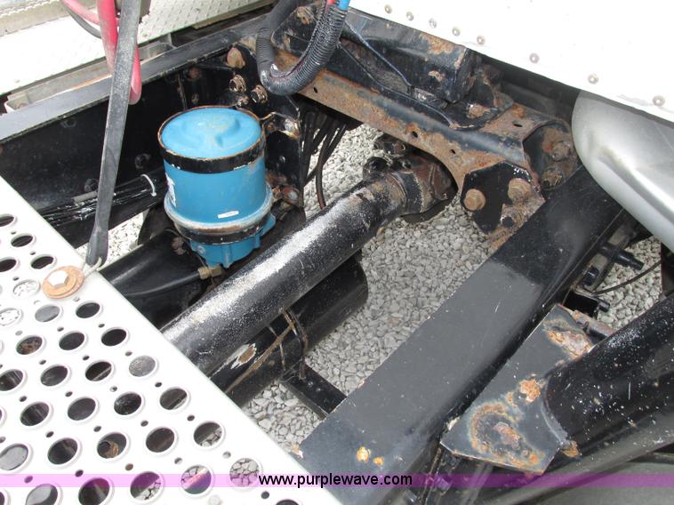 image for item F7399 2000 International 9200i semi truck